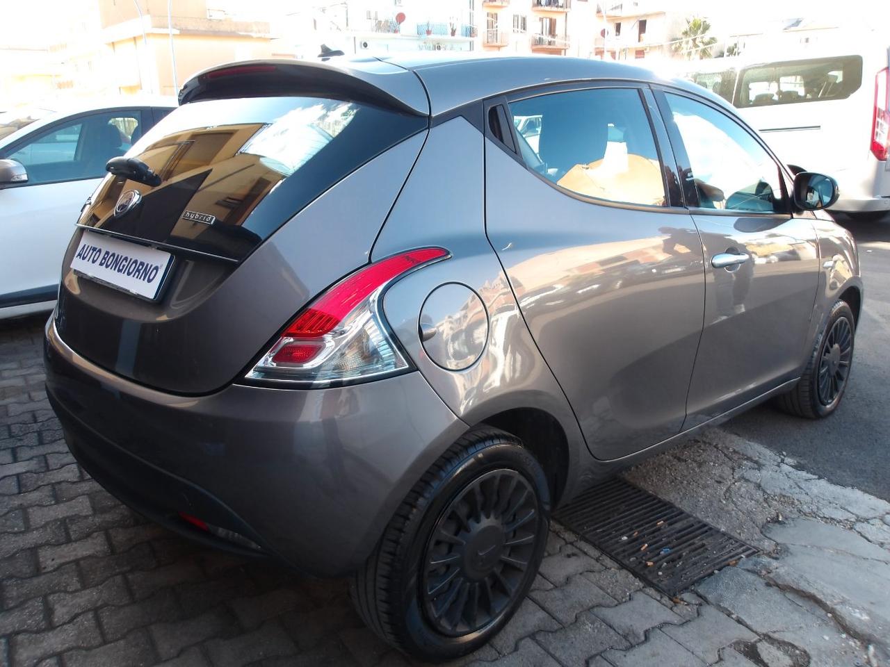 Lancia Ypsilon 1.0 firefly hybrid Silver s&s 70cv