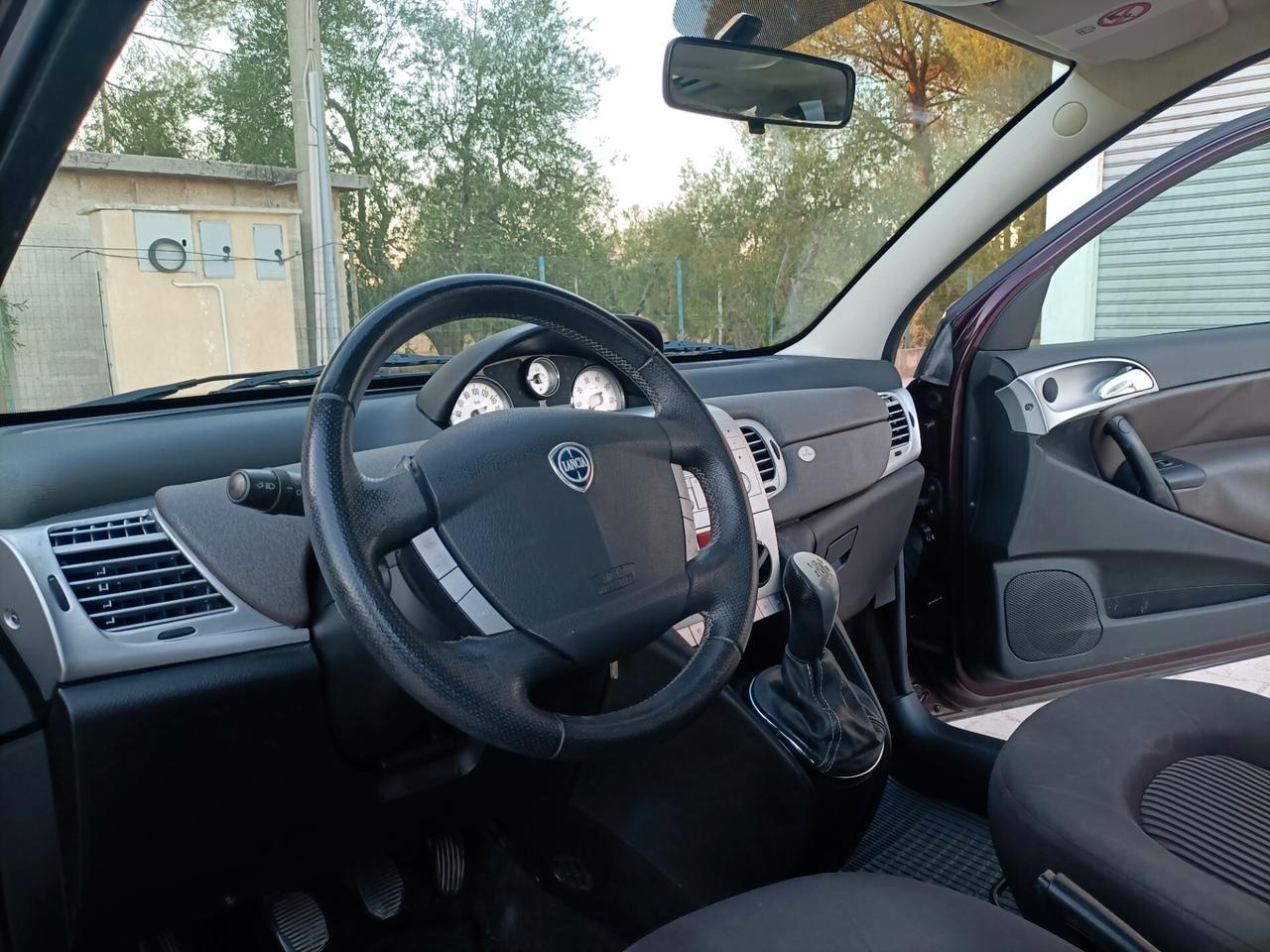 Lancia Ypsilon 1.3 MJT 75 CV Platino/tetto apribile