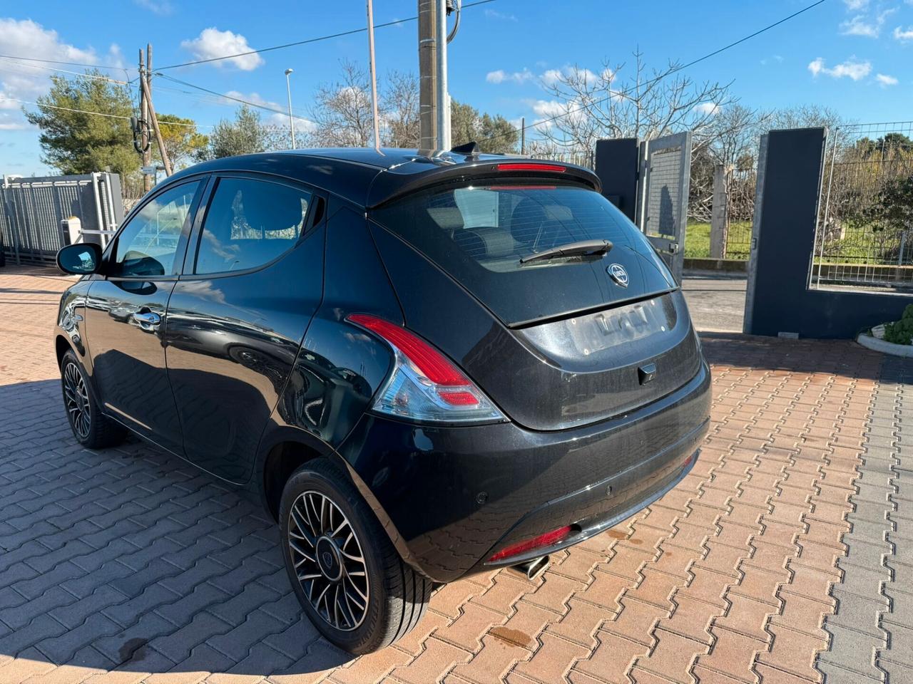 Lancia Ypsilon 1.0 FireFly 5 porte S&S Hybrid Platino