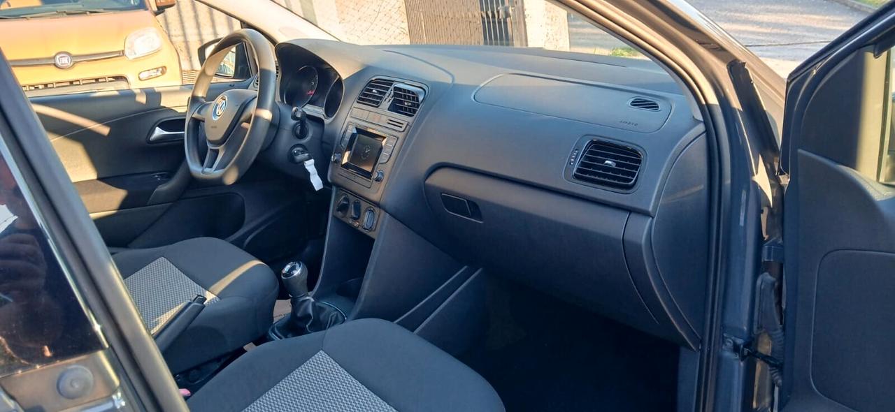 Volkswagen Polo 1.0 MPI 5P Trendline - 2014