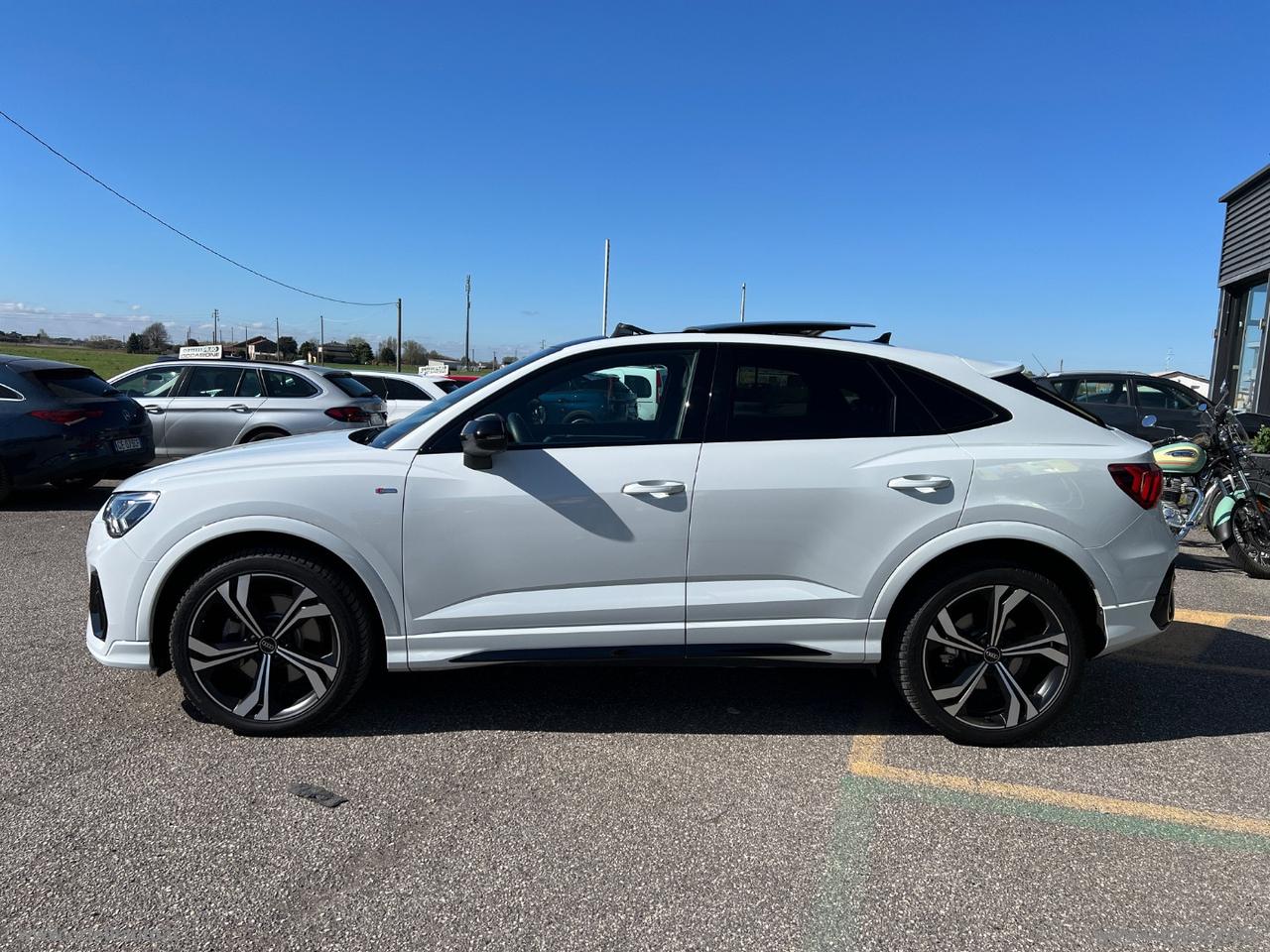 AUDI Q3 SPB 40 TDI quattro S tr. Ident. Black
