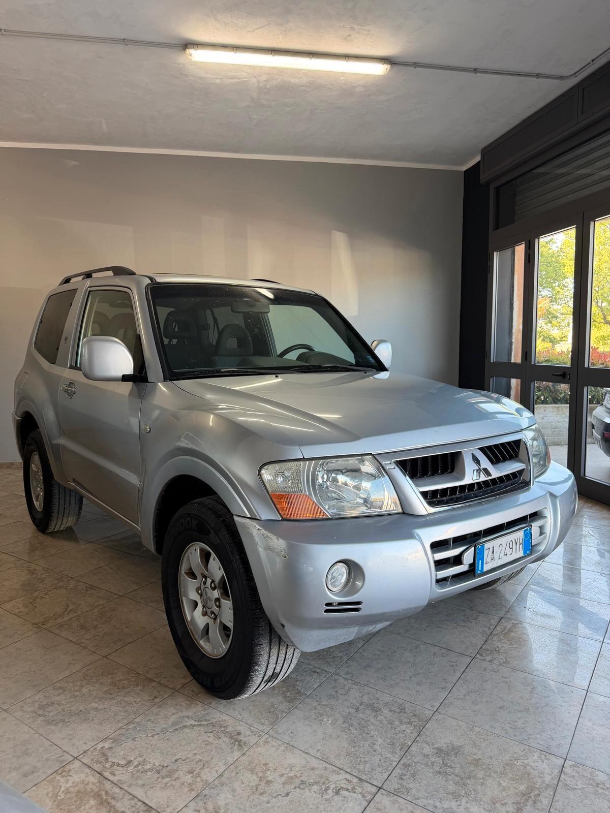 Mitsubishi Pajero 3.2 DI-D 16V aut. 3p. Instyle DPF EDIZIONE DA CAR