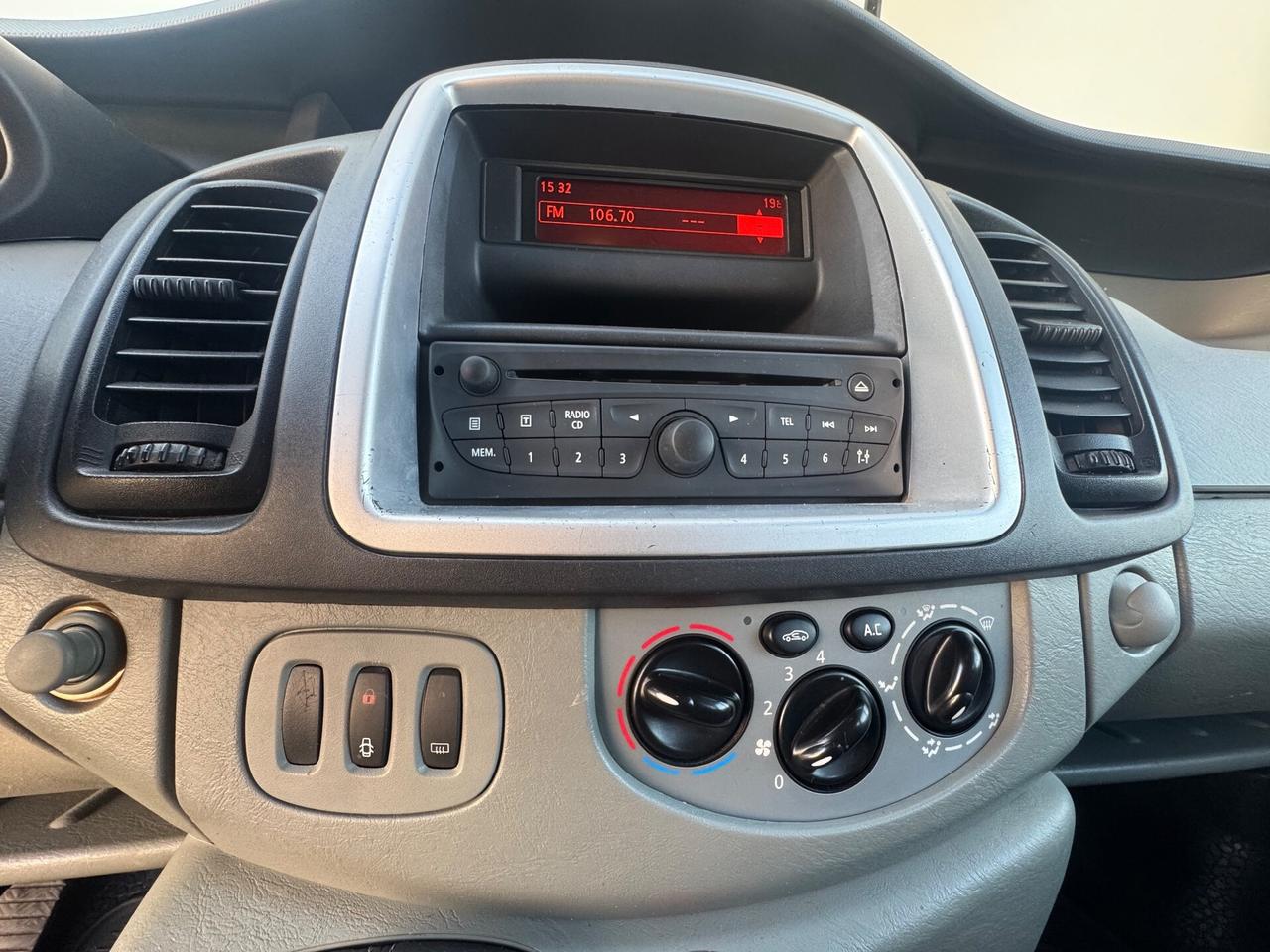 Renault Trafic 2.0 dci 9 posti