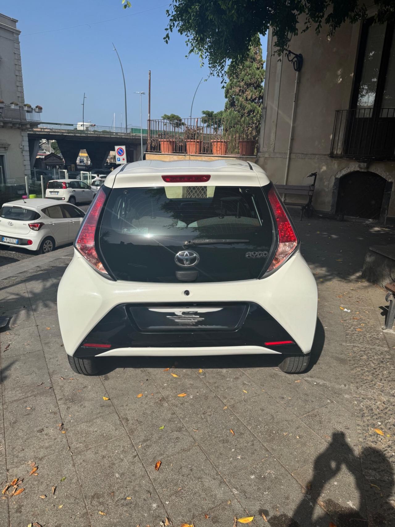 Toyota Aygo 1.0 VVT-i 69 CV 5 porte x-play MMT