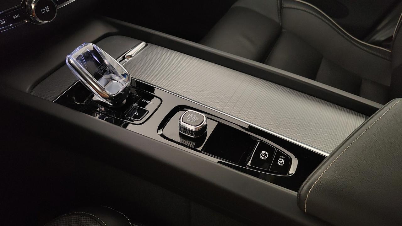 VOLVO XC60 2.0 b5 Plus Dark awd auto