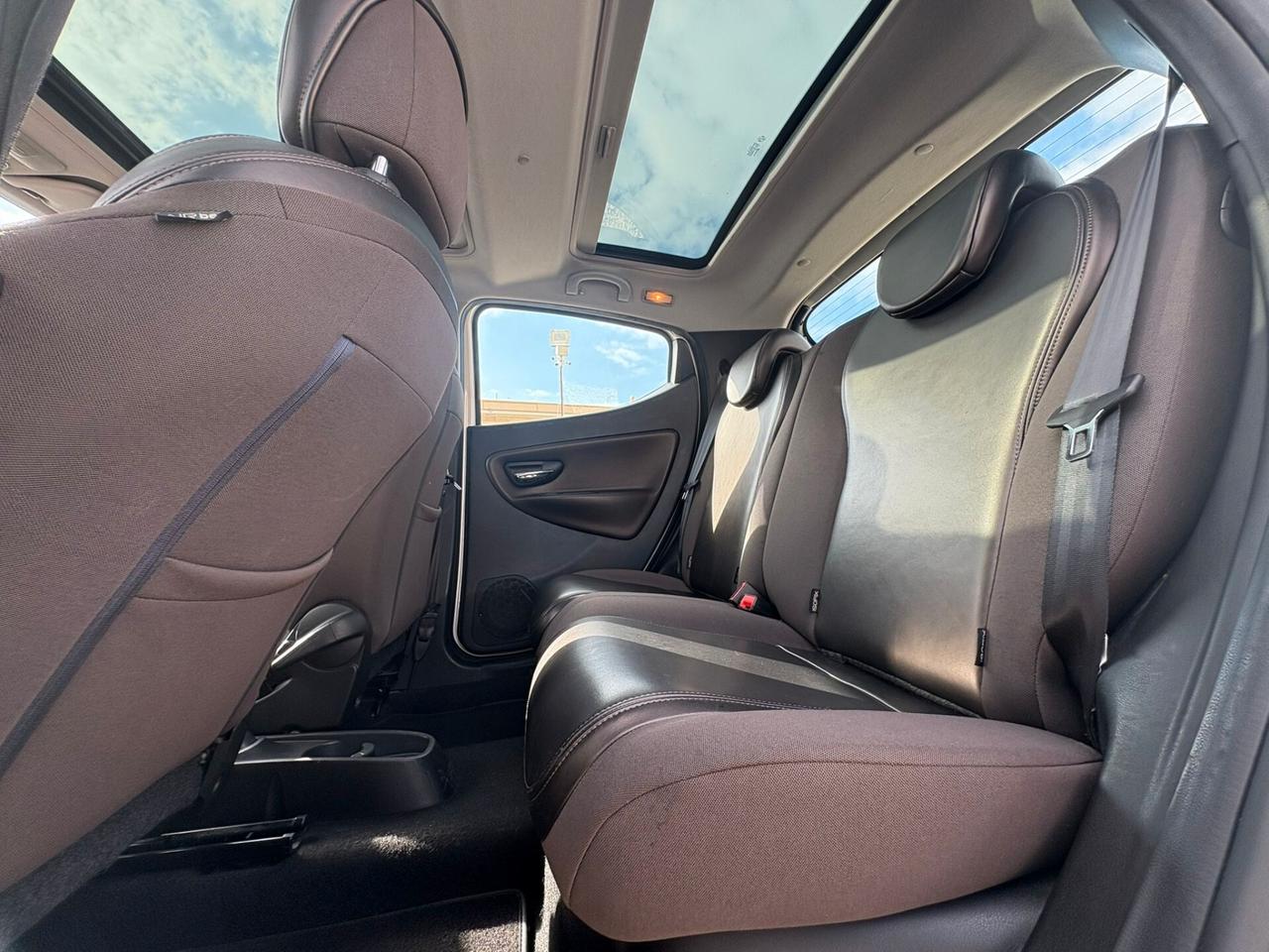 Lancia Ypsilon 0.9 TwinAir 85 CV 5 porte S&S Black&Red