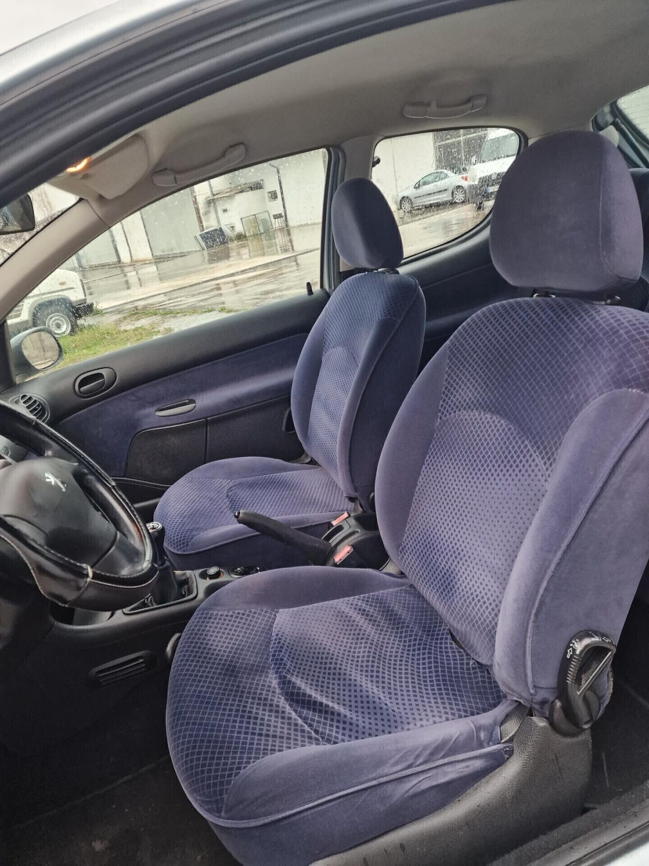 Peugeot 206 1.1 3p. XT