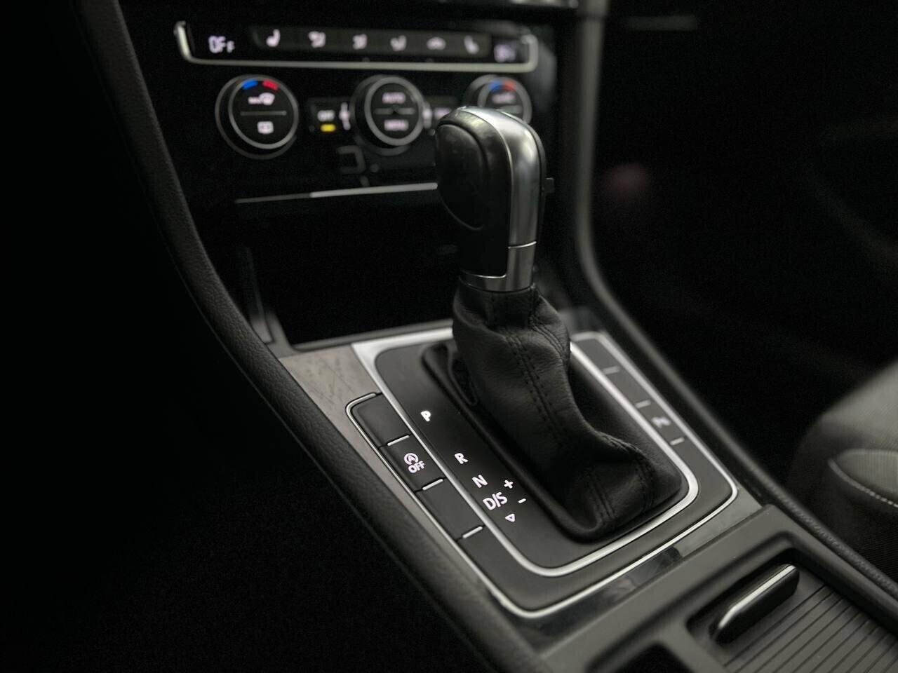 Volkswagen Golf 2.0 TDI DSG 5p. Sport R-LINE