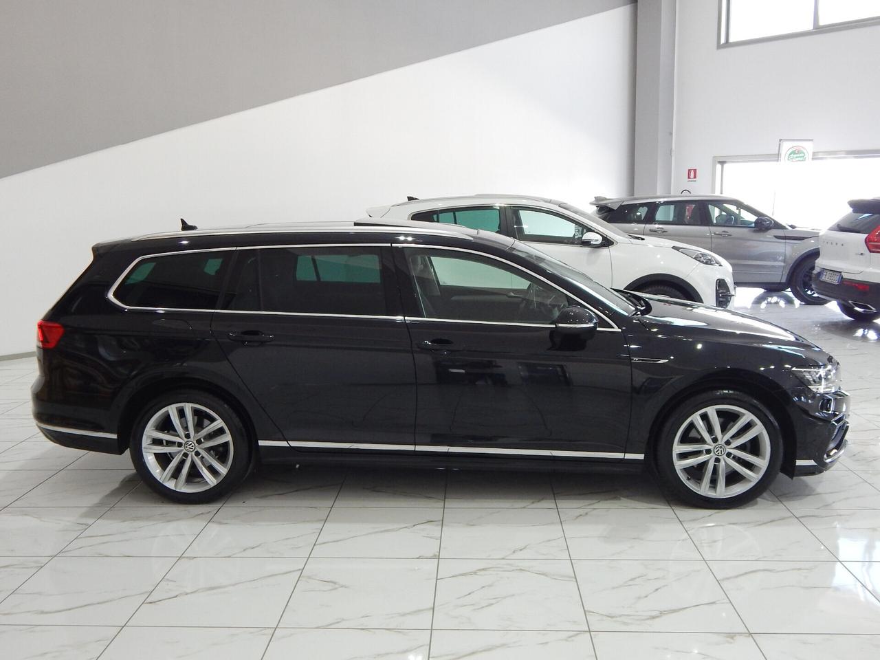 Volkswagen Passat Variant 2.0TDI R-LINE Executive 150cv DSG TETTO-NAVI-PELLE