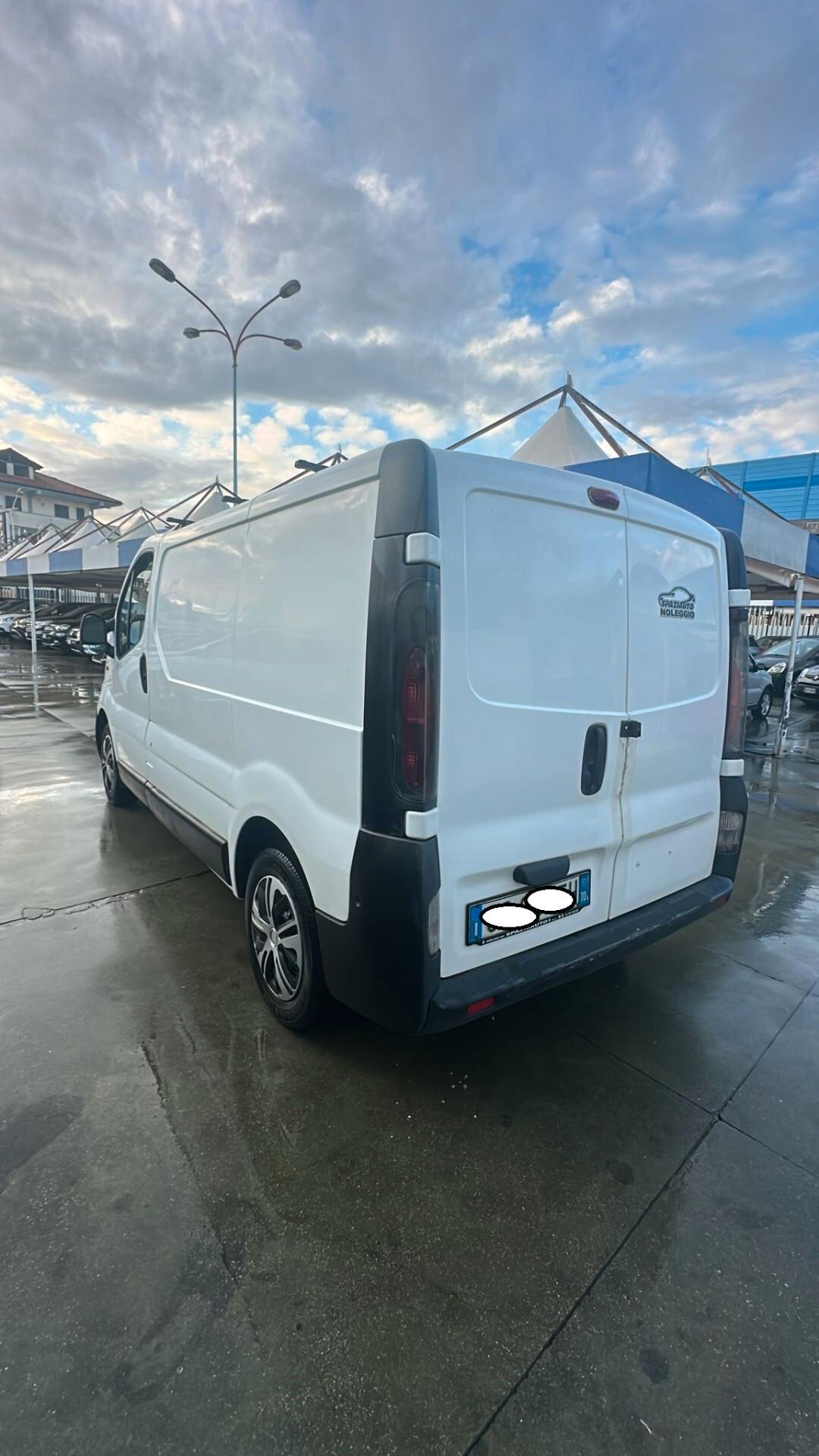 RENAULT TRAFIC CON PORTA LATERALE
