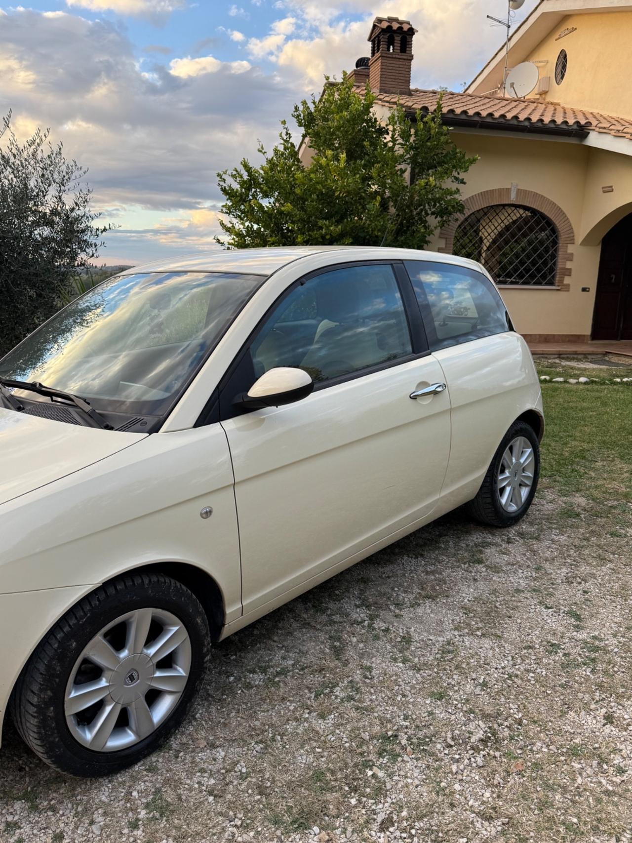 Lancia Ypsilon 1.3 MJT 75 CV Argento