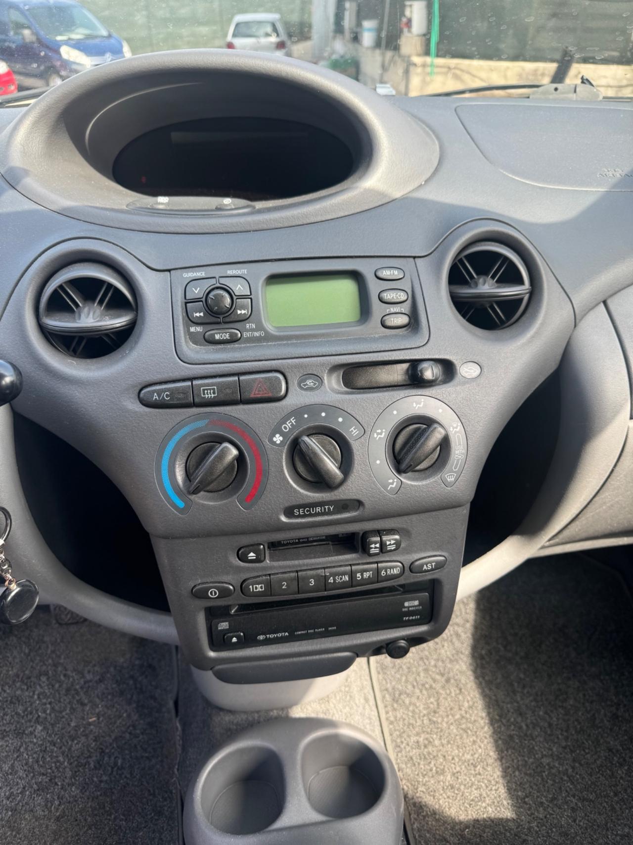 Toyota Yaris 1.0i 16V cat 5 porte Sol