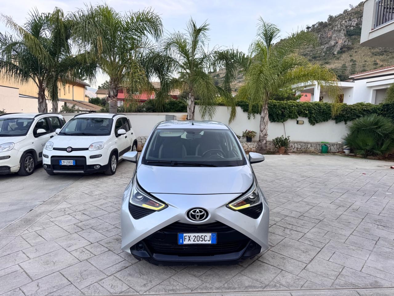 Toyota Aygo 1.0 VVT-i 69 CV 5 porte x-business MMT