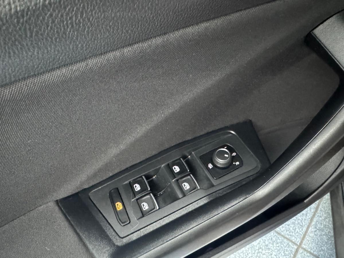 VOLKSWAGEN T-ROC 2.0 TDI DSG Business UNICO PROP/ NAVI/ CARPLAY