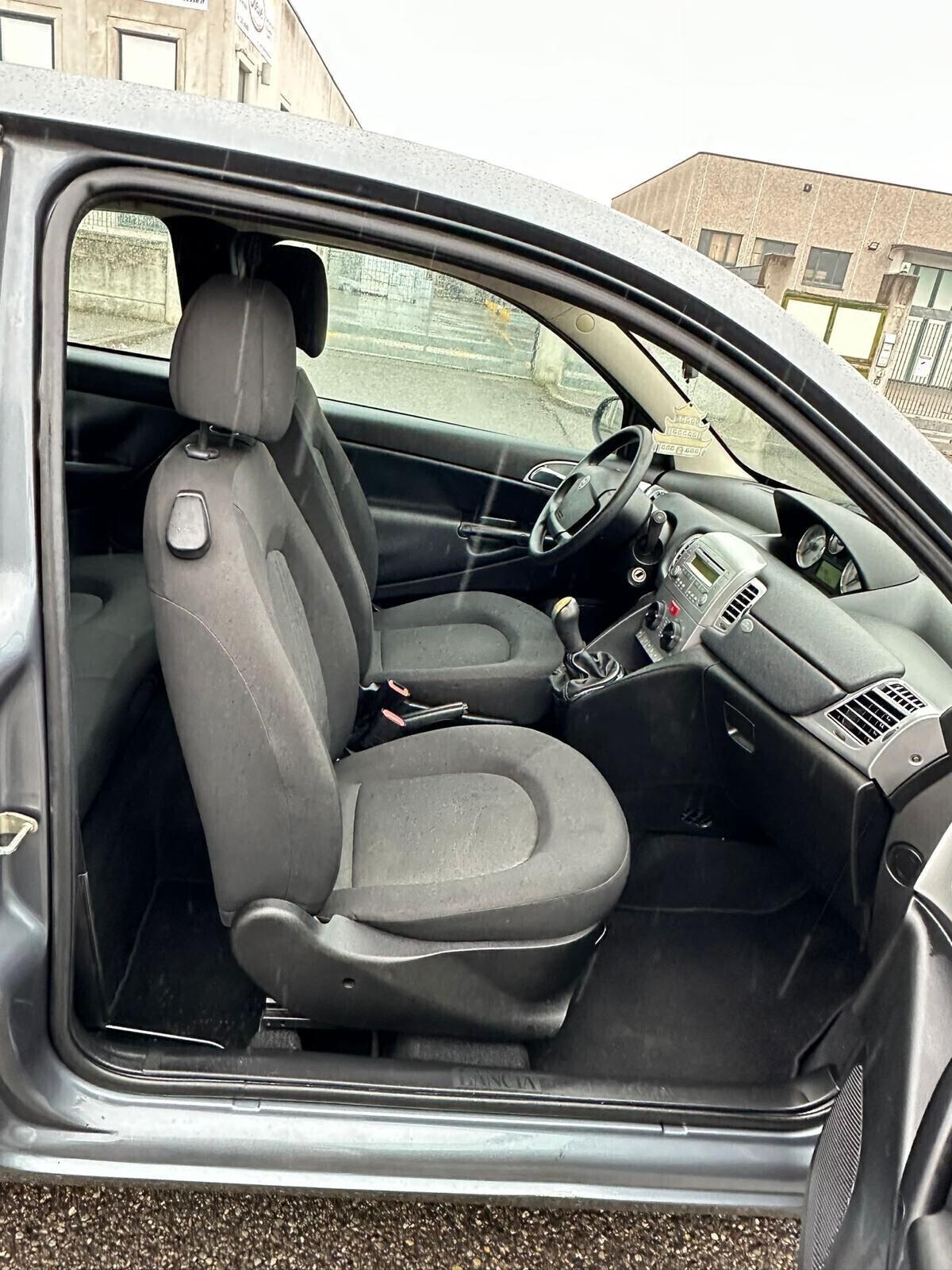 Lancia Ypsilon 1.3 MJT 75 CV Unyca