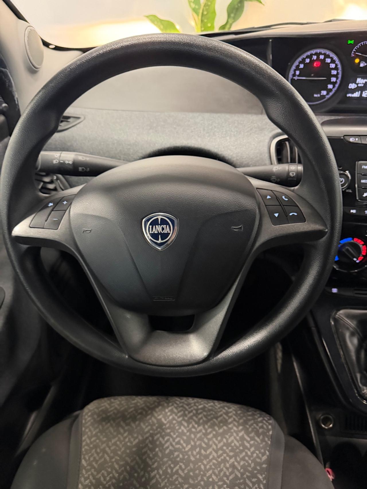 Lancia Ypsilon Elefantino Blu Gpl casa madre