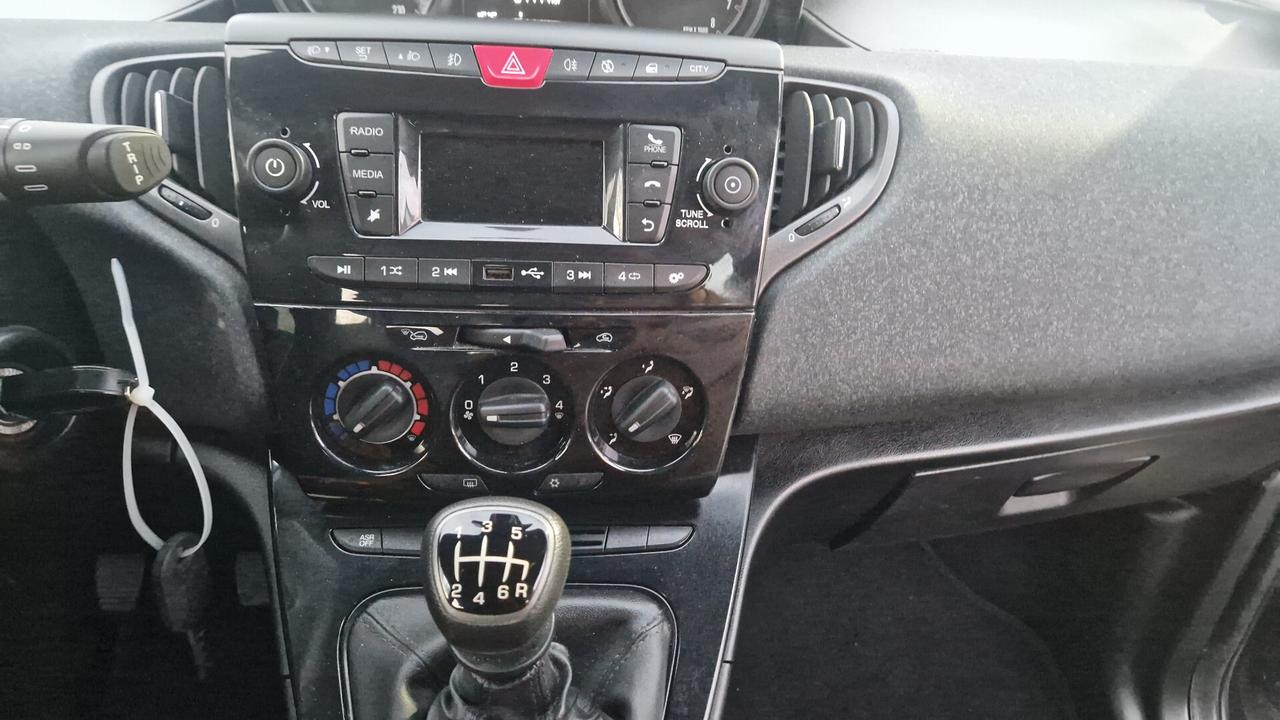 Lancia Ypsilon 1.0 FireFly 5 porte S&S Hybrid Ecochic Silver