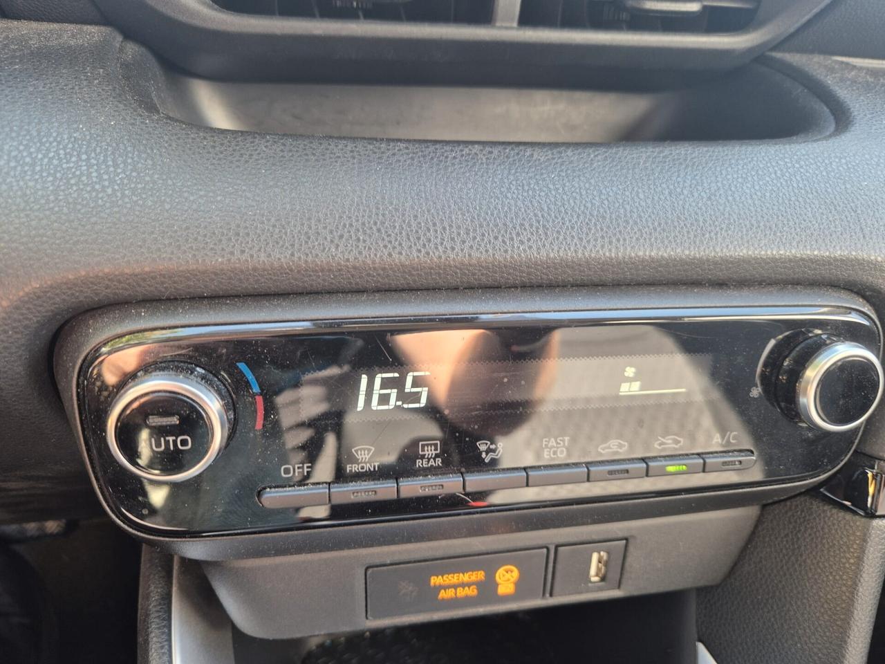 Toyota Yaris 1.5 Hybrid 5 porte Trend CON 7 ANNI DI GARANZIA MECCANICA