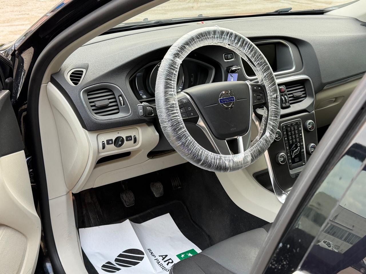 Volvo V40 120CV D2 R-design 2017 EURO6 Neopatentati