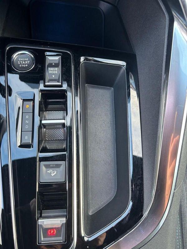 Peugeot 3008 Hybrid4 300 e-EAT8 Allure Pack vettura a noleggio per info benedetta