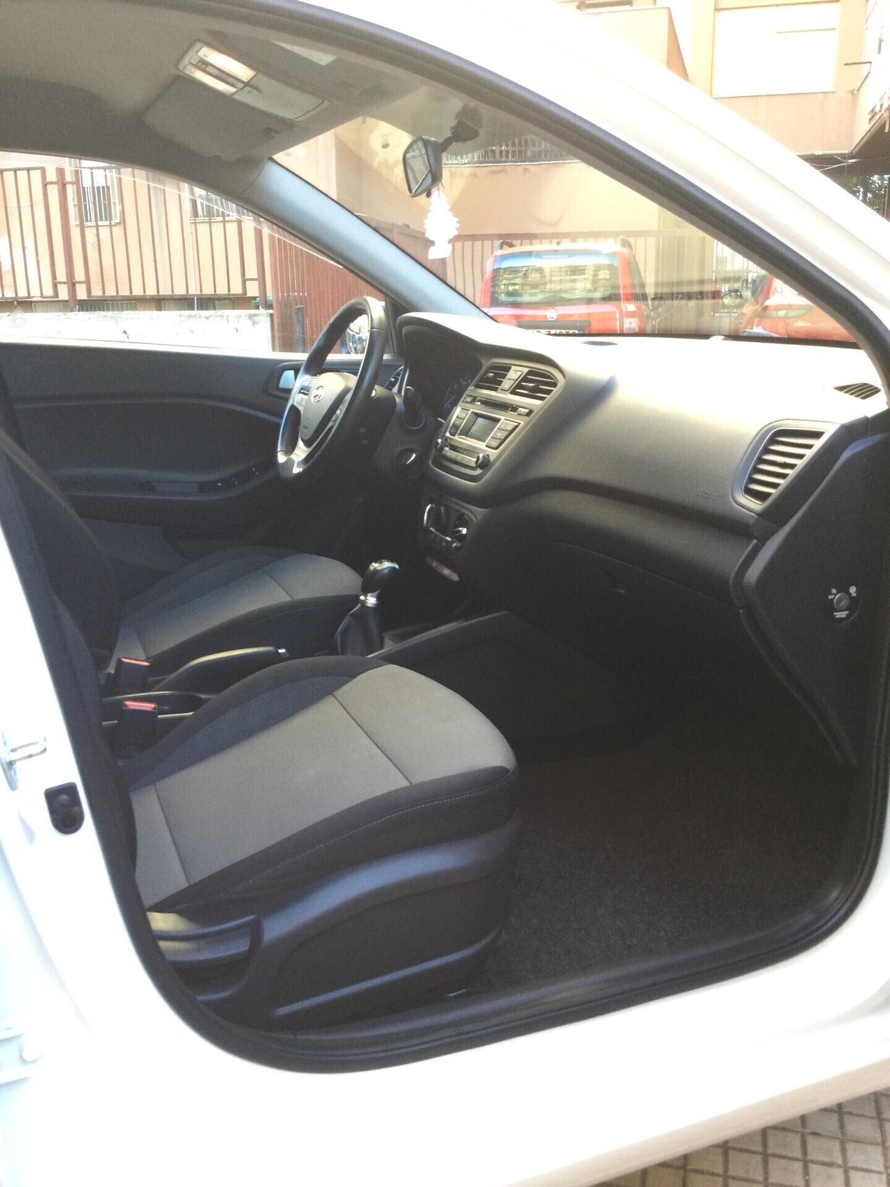 Hyundai i20 1.2 84 CV 5 porte Blackline