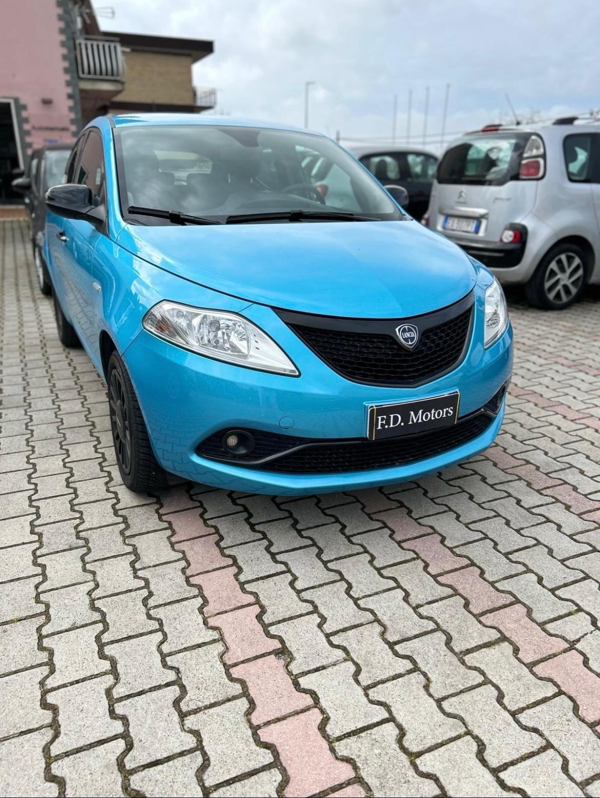 Lancia Ypsilon 1.0 FireFly 5 porte S&S Hybrid Ecochic Silver