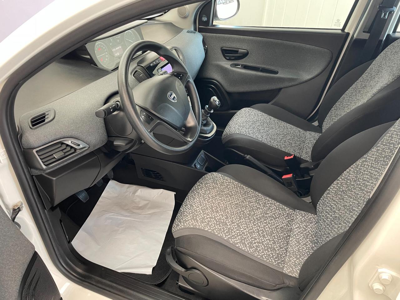 Lancia Ypsilon 1.0 FireFly 5 porte S&S Hybrid Silver