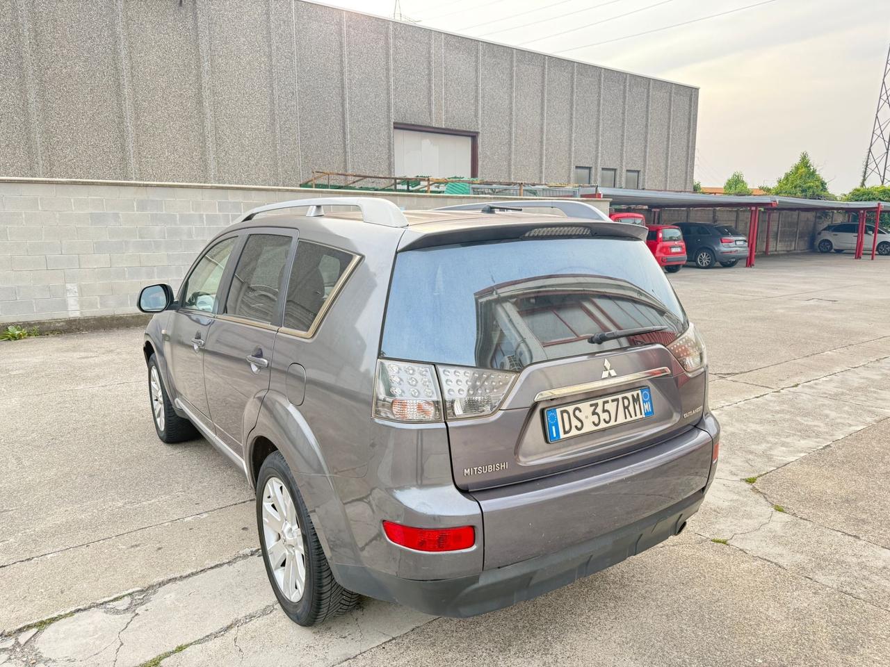 Mitsubishi Outlander 2.4 MIVEC Instyle 7 p.ti