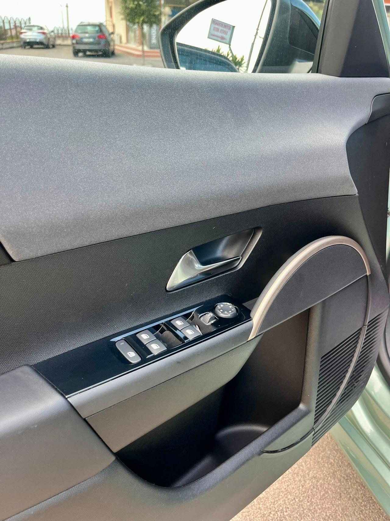 Lancia Ypsilon Hybrid e-DCT Edizione Cassina