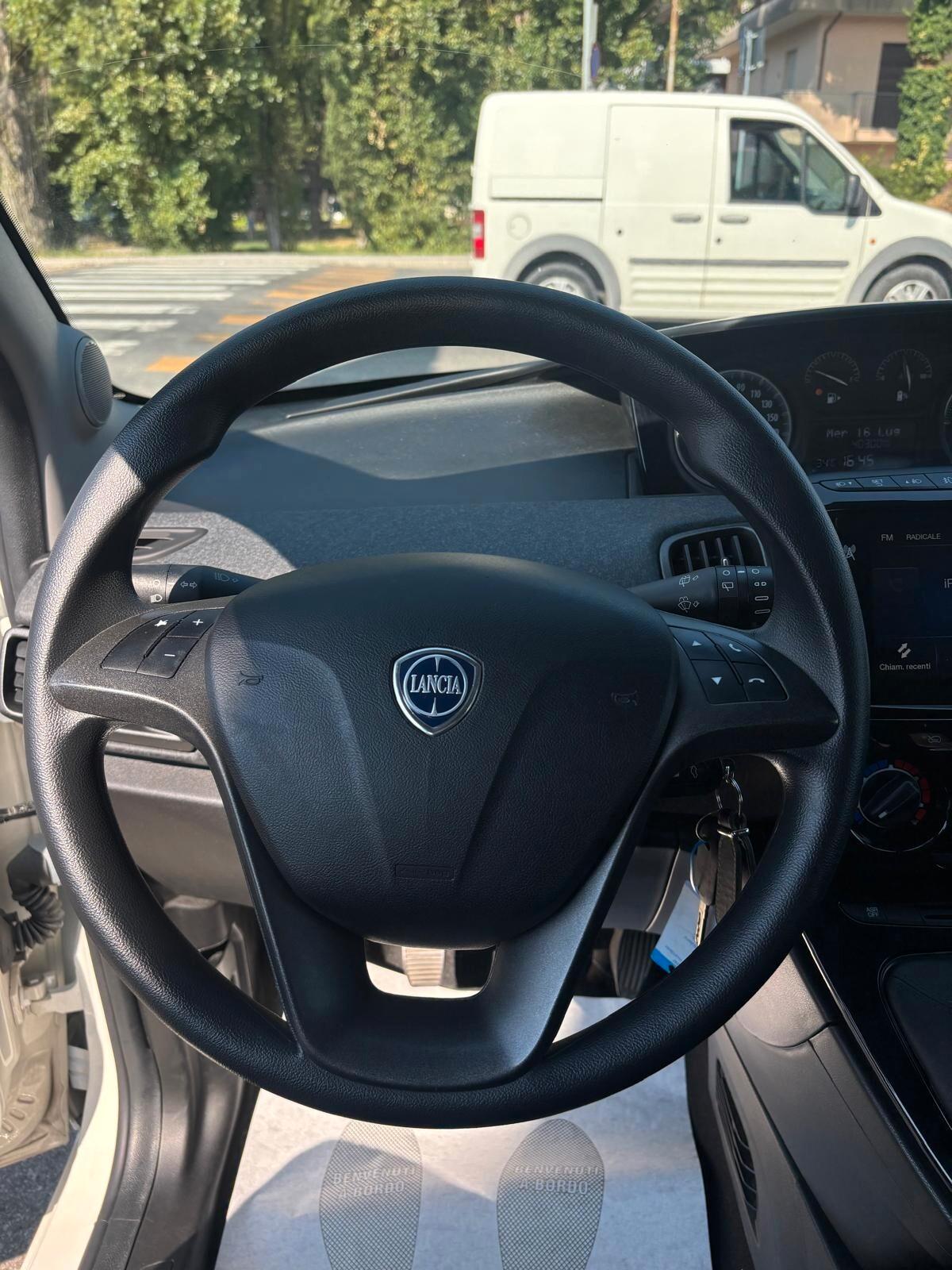 Lancia Ypsilon 1.0 FireFly 5 porte S&S Hybrid Ecochic Silver NESSUN VINCOLO