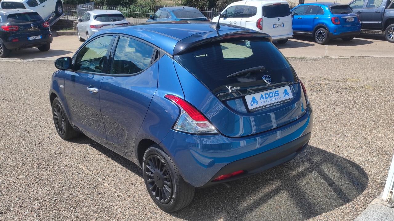 Lancia Ypsilon 1.0 FireFly 5 porte S&S Hybrid Silver