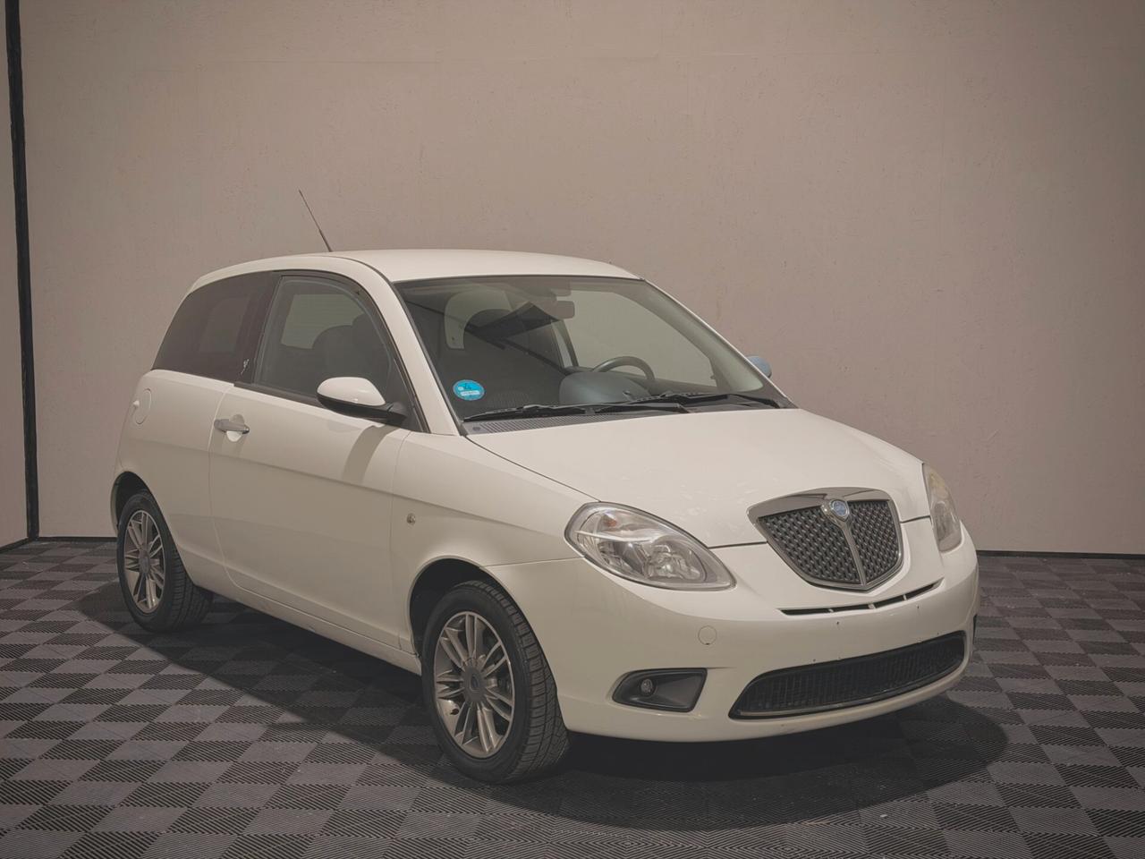 Lancia Ypsilon 1.2 Argento - NEOPATENTATI!
