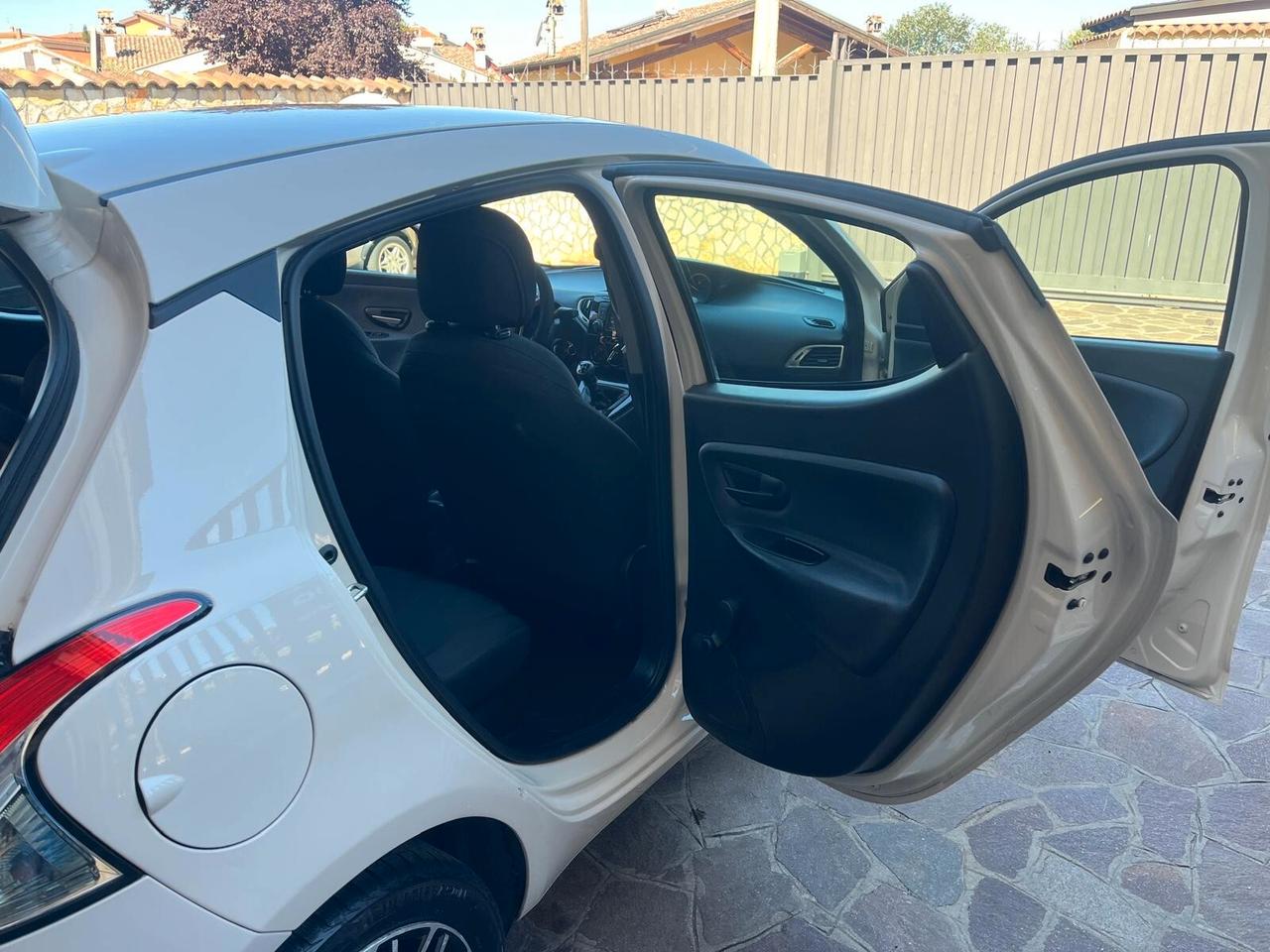 Lancia Ypsilon 1.2 69 CV 5 porte Platinum ADATTA NEOPATENTATI