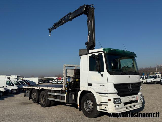 MERCEDES-BENZ ACTROS CON GRU HIAB 166 E-3 RADIOCOMANDO