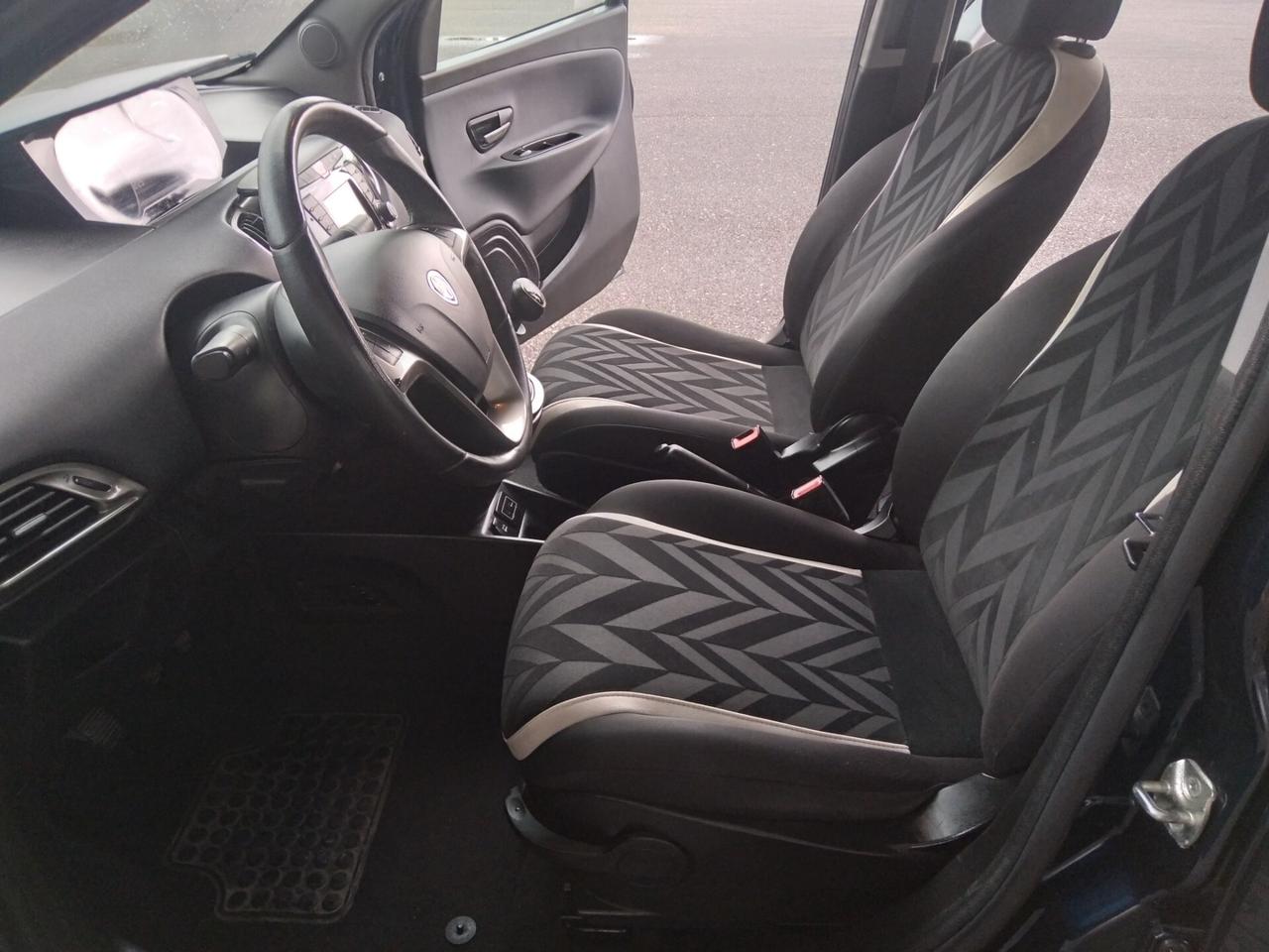 Lancia Ypsilon 0.9 TwinAir 85 CV 5 porte Metano Ecochic Platinum