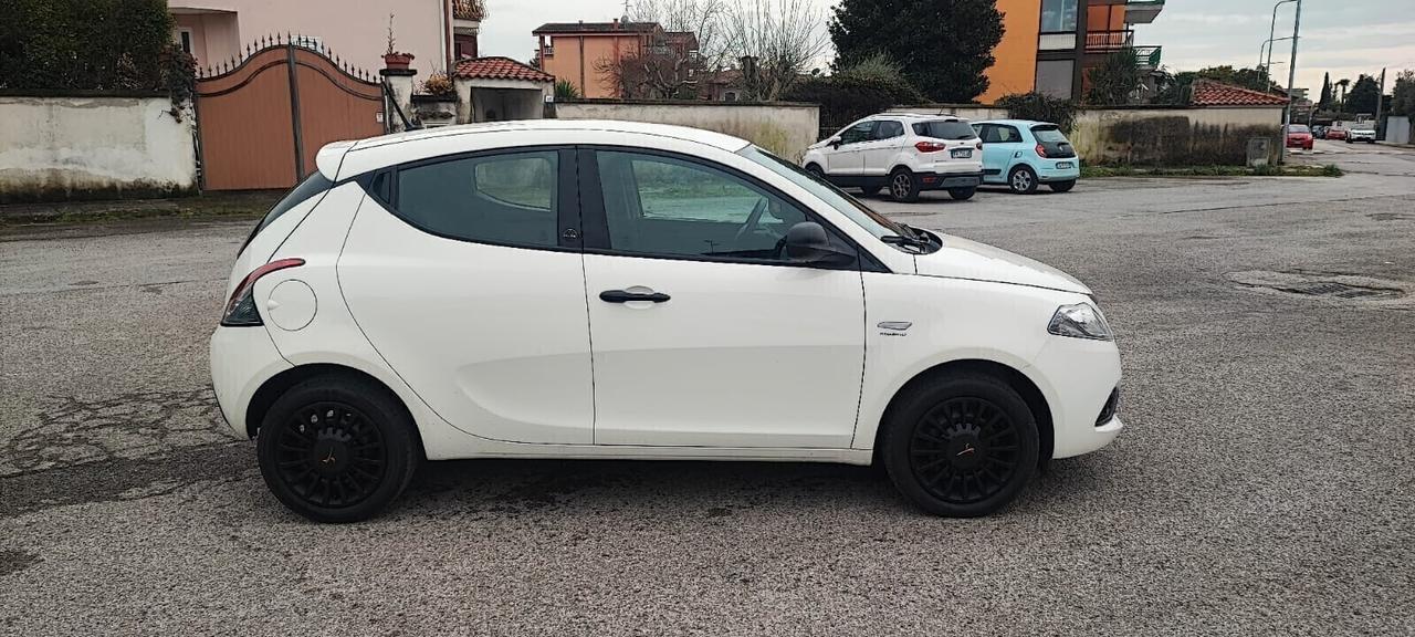 Lancia Ypsilon 1.0 FireFly 5 porte Hybrid neopatentati 12 mesi garanzia