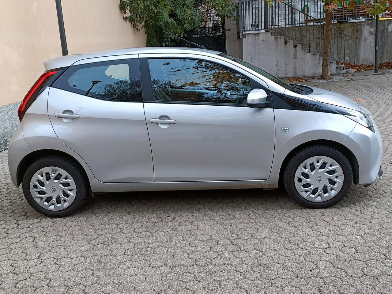 Toyota Aygo Connect 1.0 VVT-i 72 CV 5 porte x-play MMT
