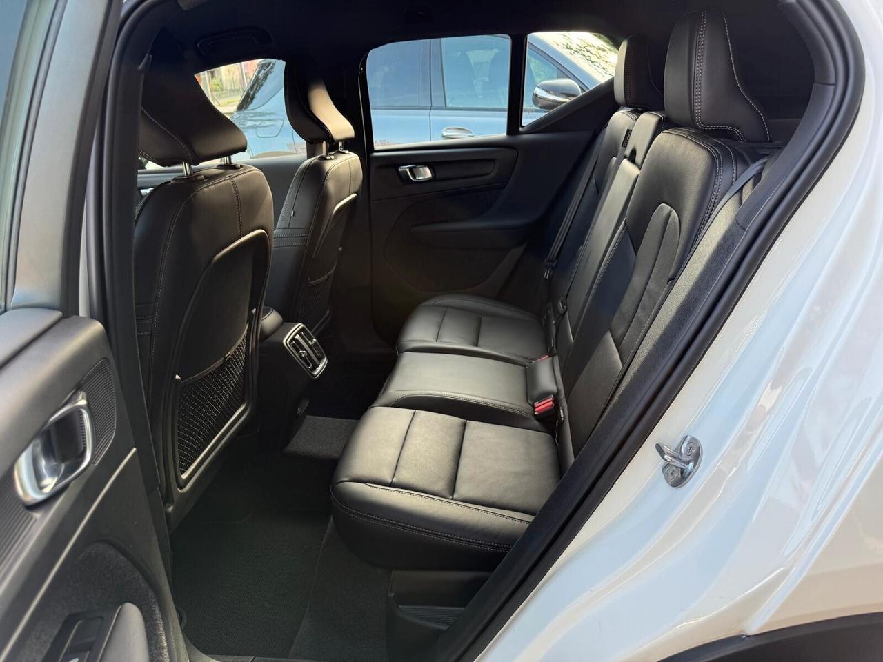 Volvo XC40 B4 AWD HYBRID Geartronic R-Design