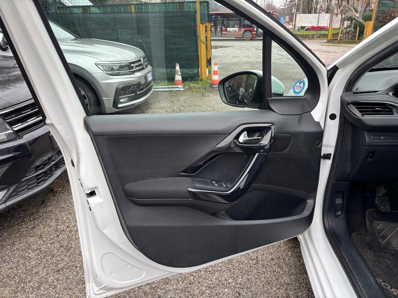 Peugeot 208 1.4 HDi 5 porte OK NEOPATENTATI