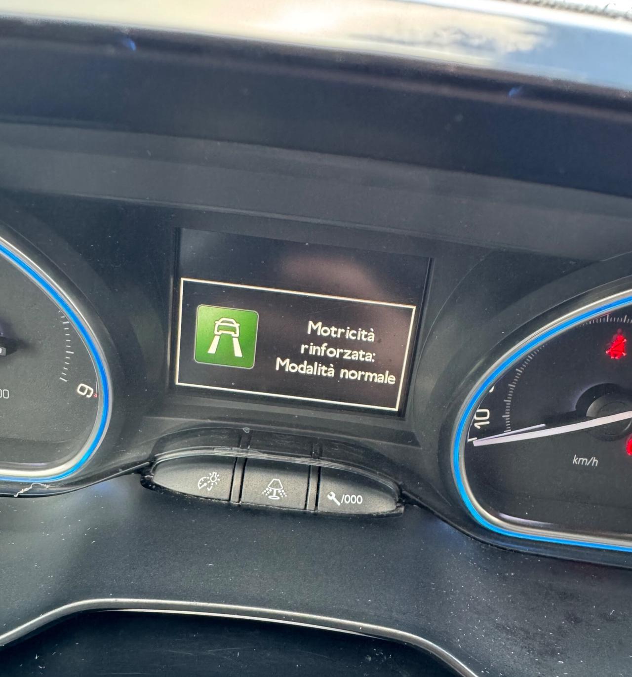 Peugeot 2008 1.6 BlueHDi 120 Allure -GRIP CONTROL-