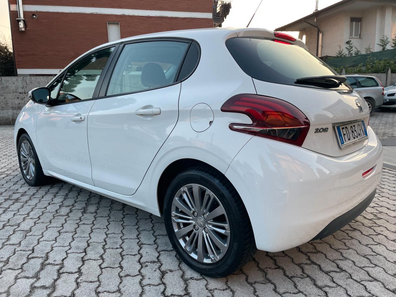 Peugeot 208 PureTech 82 5 porte Allure CINGHIA NUOVA !!!