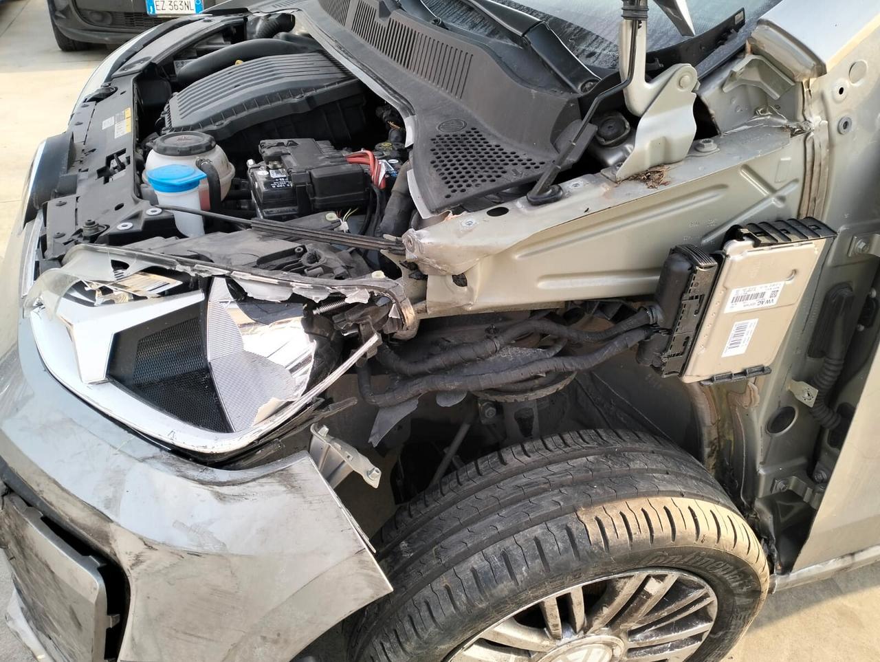 Volkswagen up! 1.0 5p. - SINISTRATA