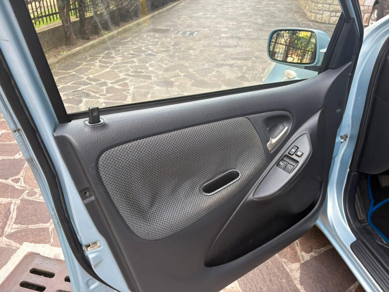 Toyota Yaris 1.0i 16V cat 5 porte Sol