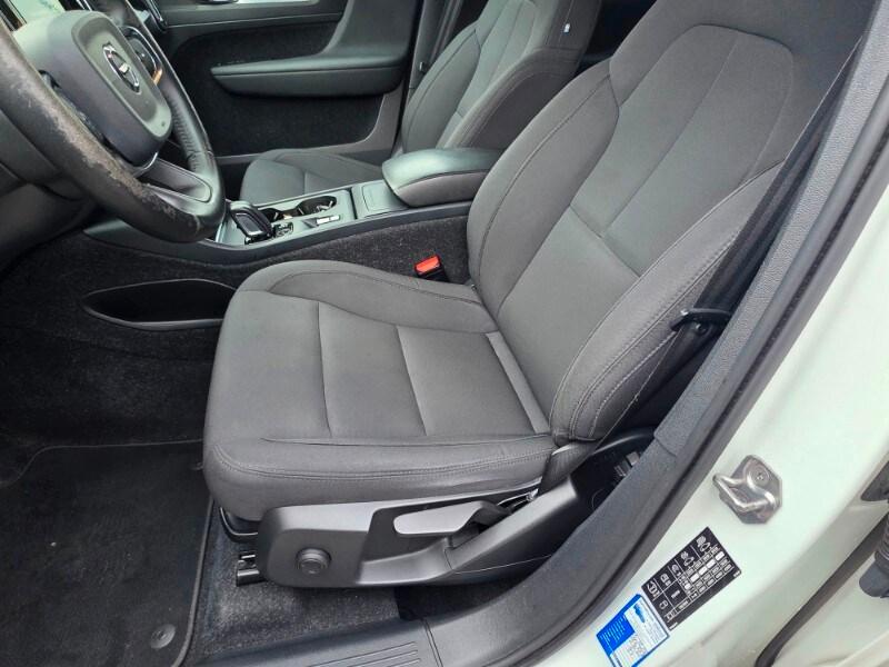 VOLVO XC40 (2017-->) XC40 D3 Geartronic Momentu...