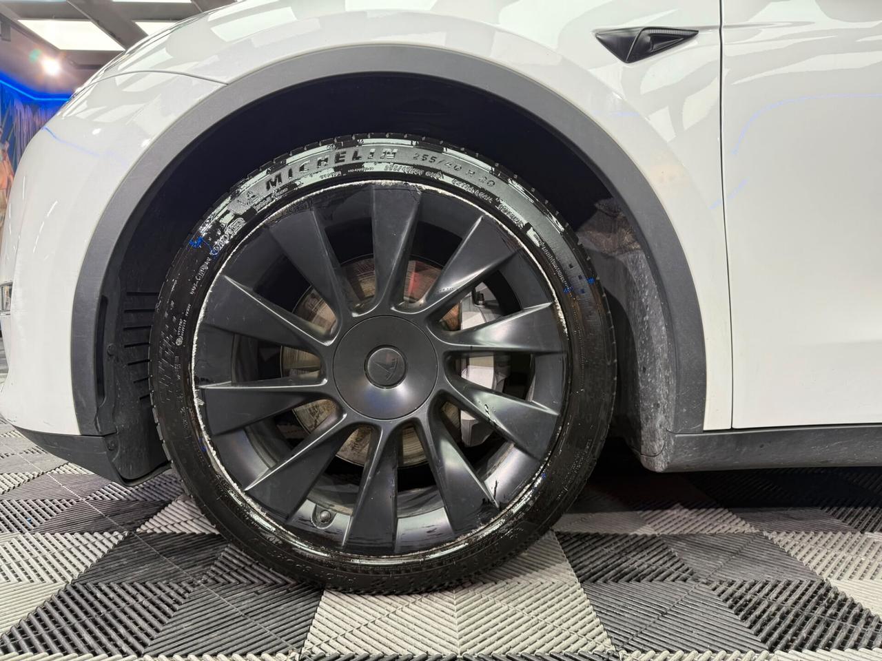 Tesla Model Y Long Range AWD (892)