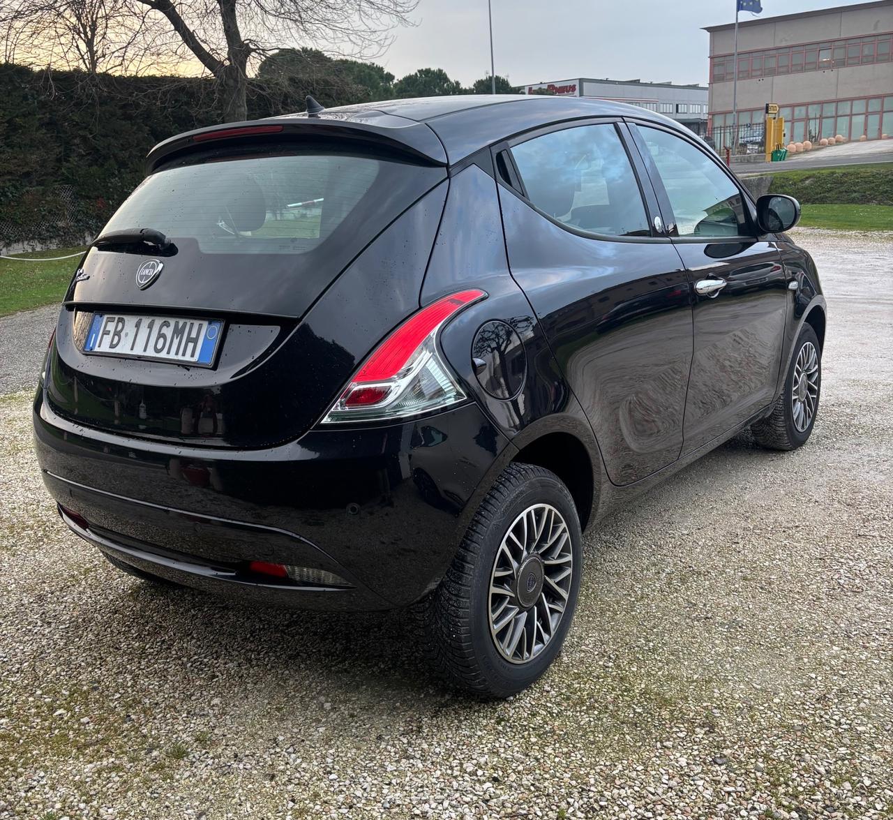 Lancia Ypsilon 0.9 TwinAir 85 CV 5 porte Metano Ecochic Silver