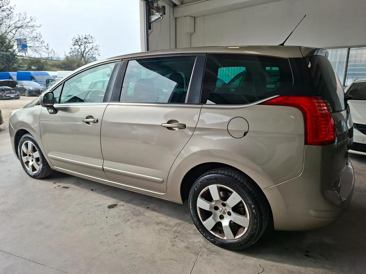 Peugeot 5008 1.6 e-HDi 112CV Stop&Start cambio robotizzato Allure