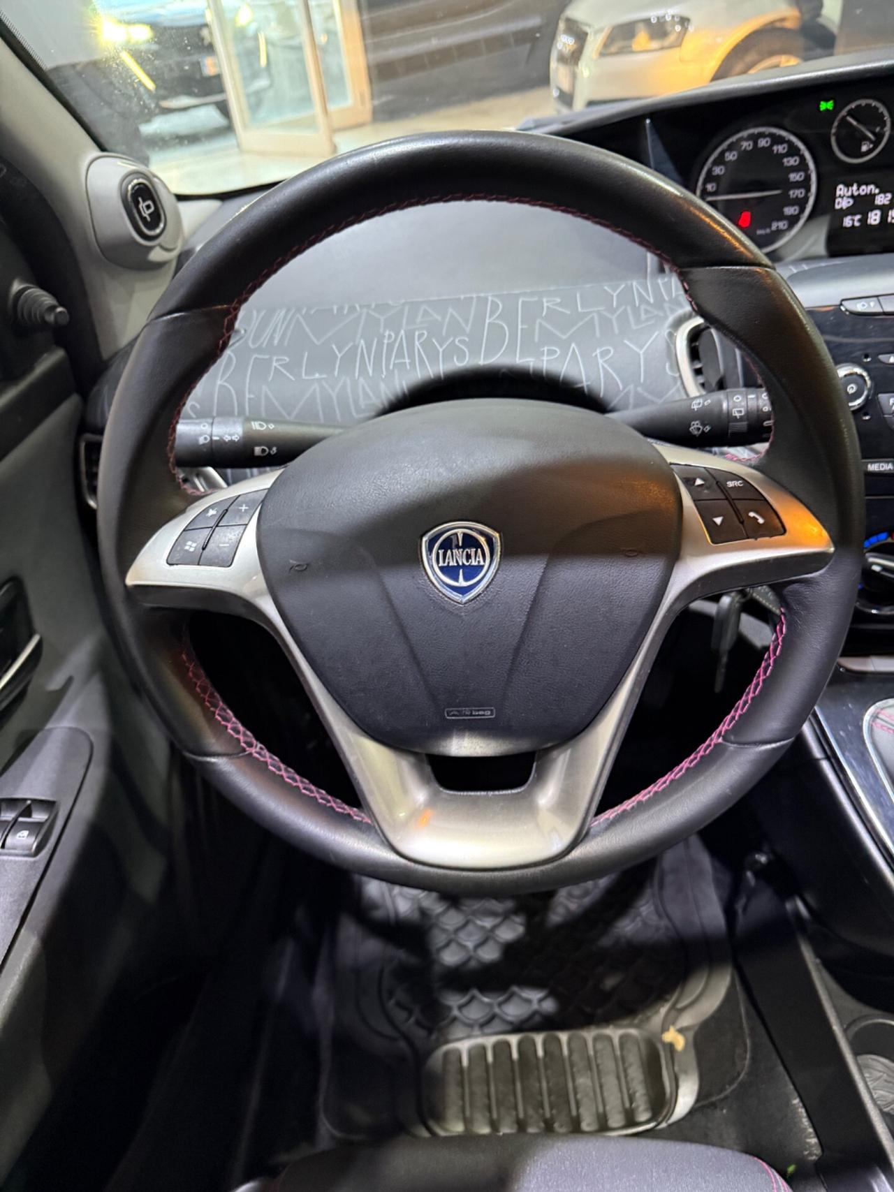 Lancia Ypsilon 1.2 69 CV 5 porte Elefantino rosa london paris