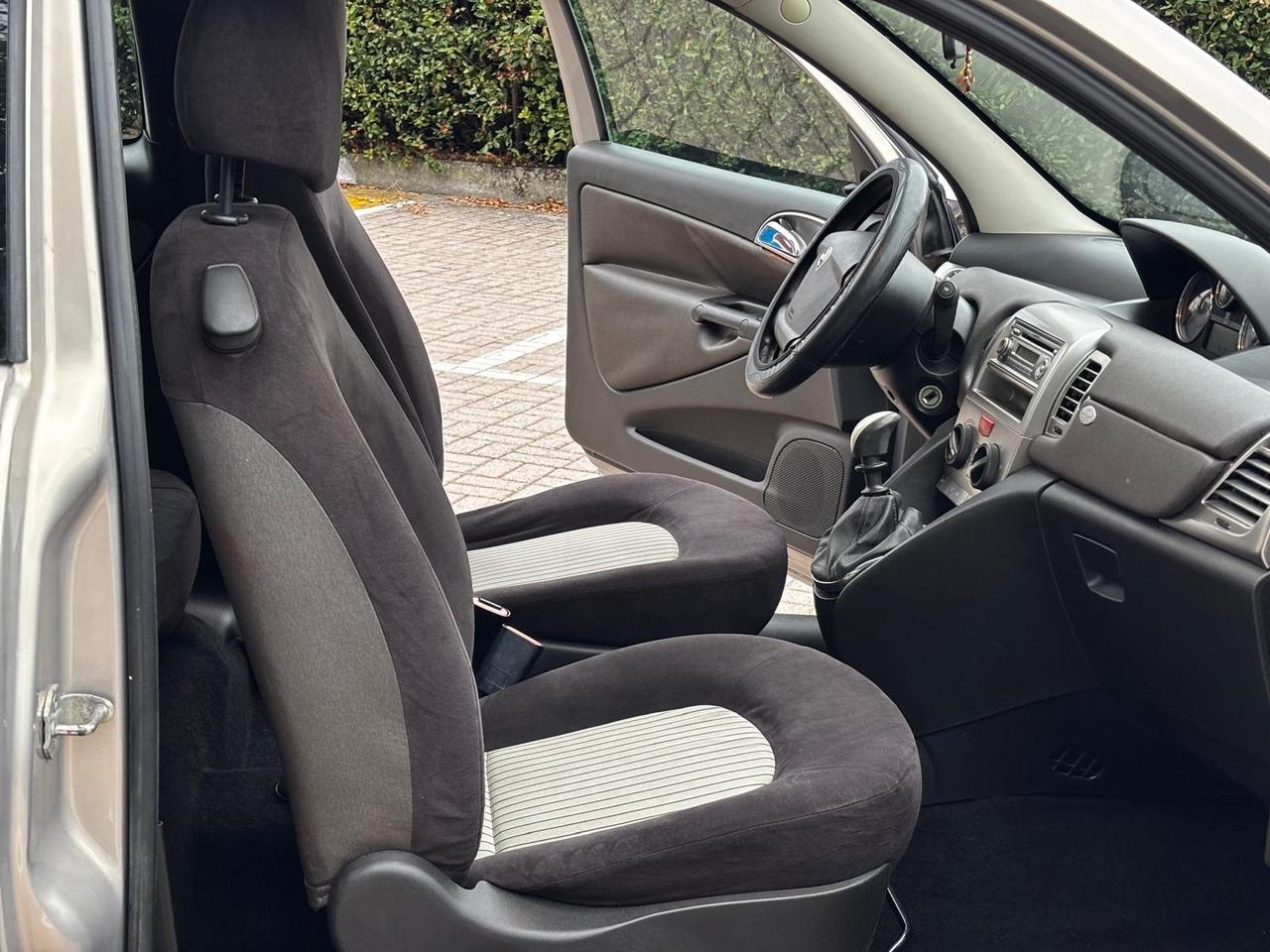 Lancia Ypsilon 1.4 16V Sport MomoDesign – €3.700 | 105.000 km