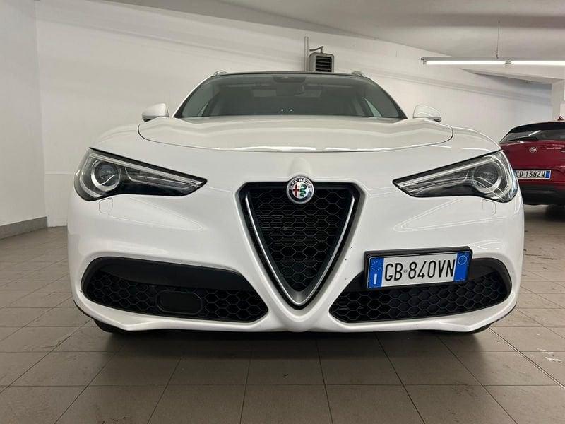 Alfa Romeo Stelvio 2.2 Turbodiesel 190 CV AT8 Q4 Business Tetto apribile e gancio traino